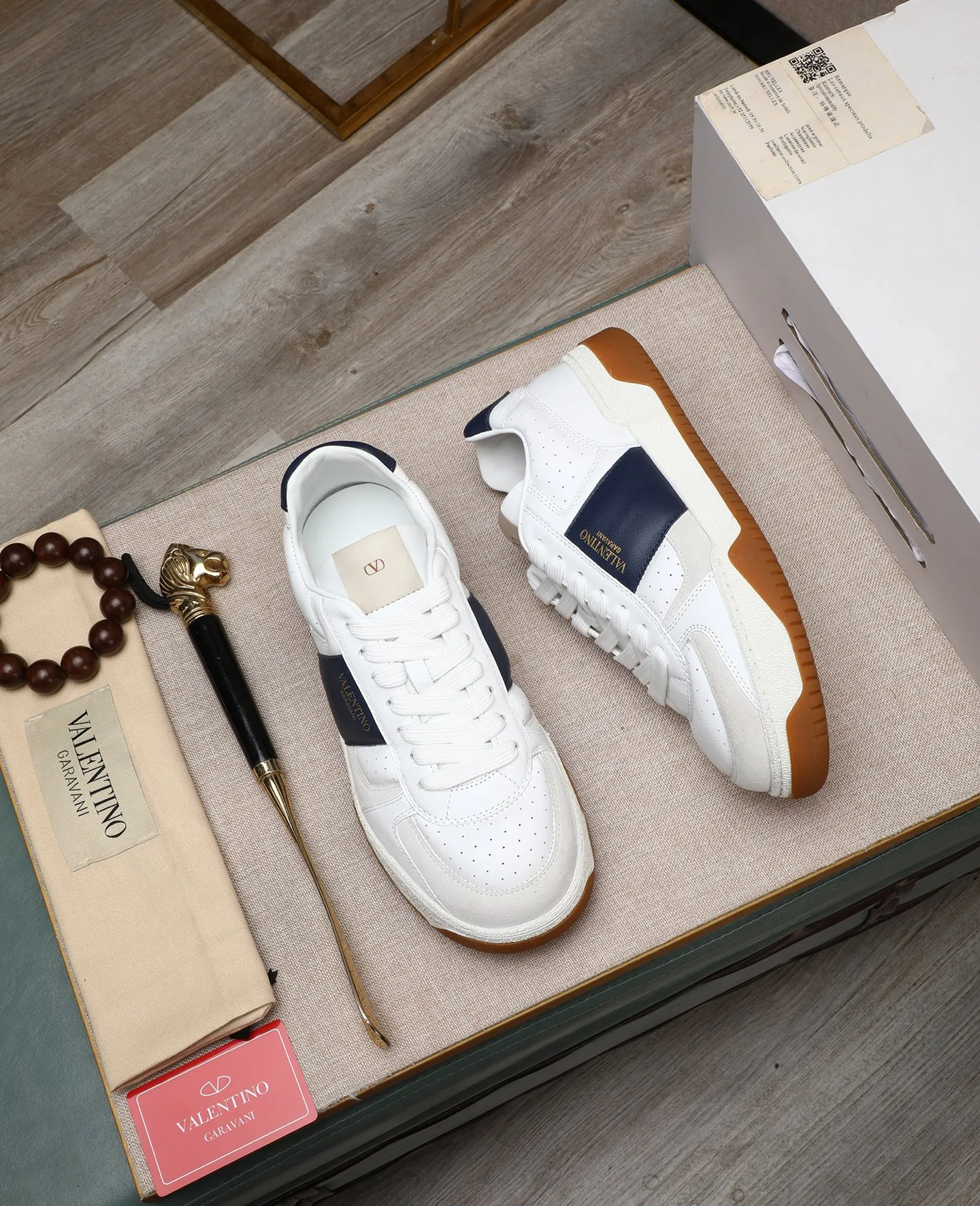 Men's shoes 💰740 [Valentino] Couple model, size: ▪️Size: Women's model 35-40 Men's model 39-44 (45 customized) Valentino Valentino Couple model Joie de Jouer series Velcro Thick sole Bread shoes Couple model Casual sneakers White shoes Original purchase and development Production Joie de Jouer series The style is simple but not out of style. The pure white base is paired with fresh green and soft beige, and the unique Velcro design highlights your personality. Every detail tells fashion and quality. Wear it, take a confident step, and start the trend journey. Delivered in exquisite packaging🛍📦 ▪️Material: Original custom imported first-layer cowhide ▪️Inner lining: Original custom made soft sheepskin lining ▪️Outsole: Original open-molded non-slip TPU material ▪️Sole thickness: 3.5CM